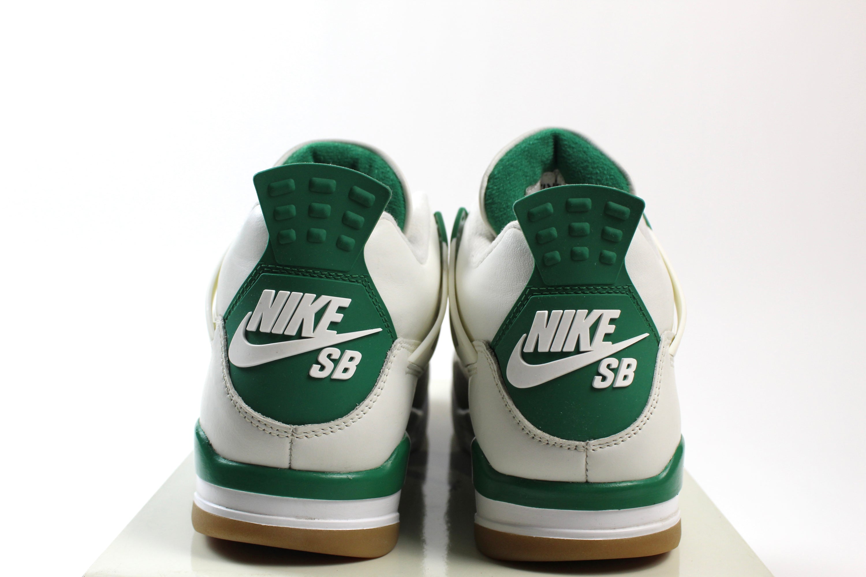 (PRE-OWNED) Jordan 4 Retro SB Pine Green