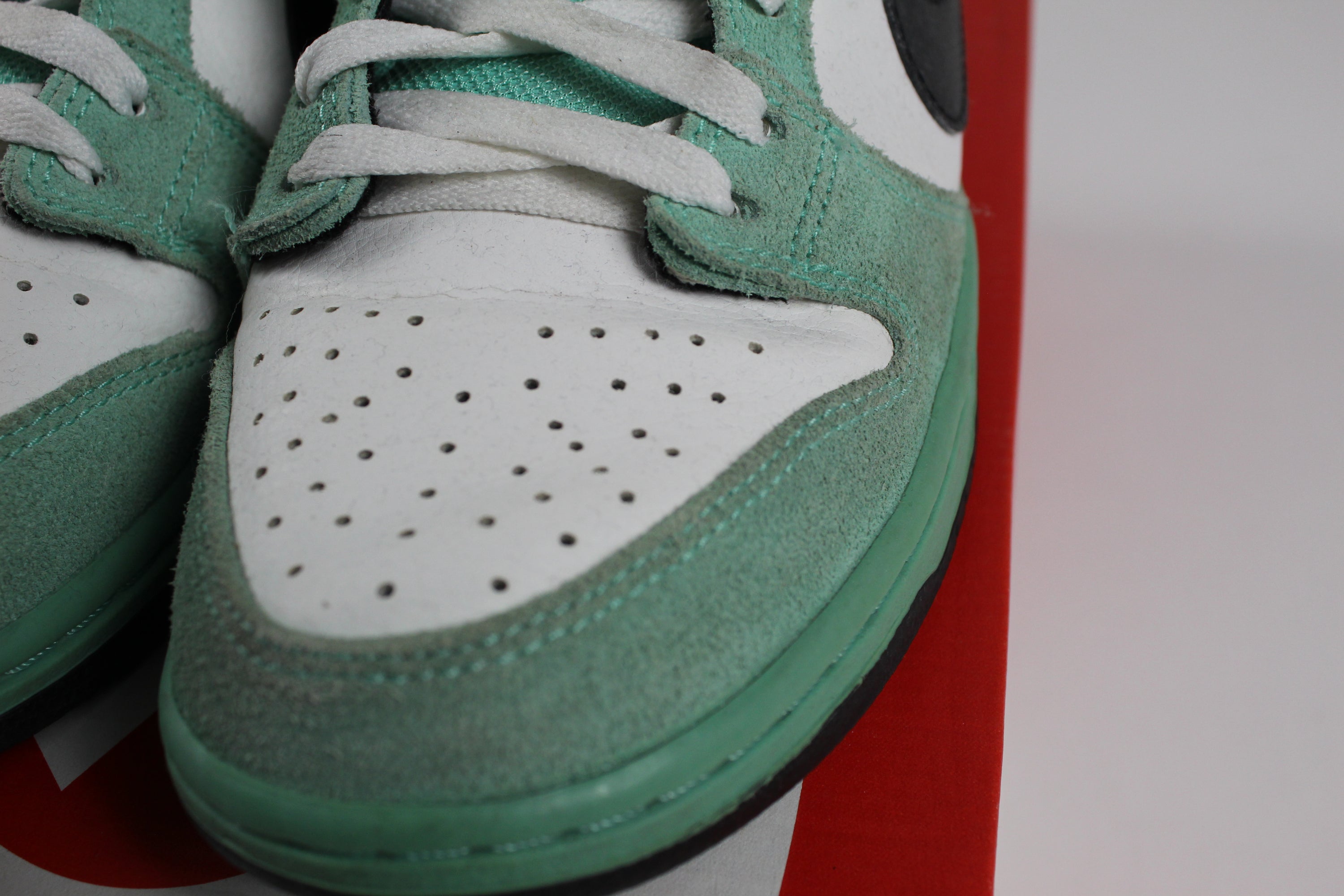 (PRE-OWNED) Nike SB Dunk Low Sea Crystal
