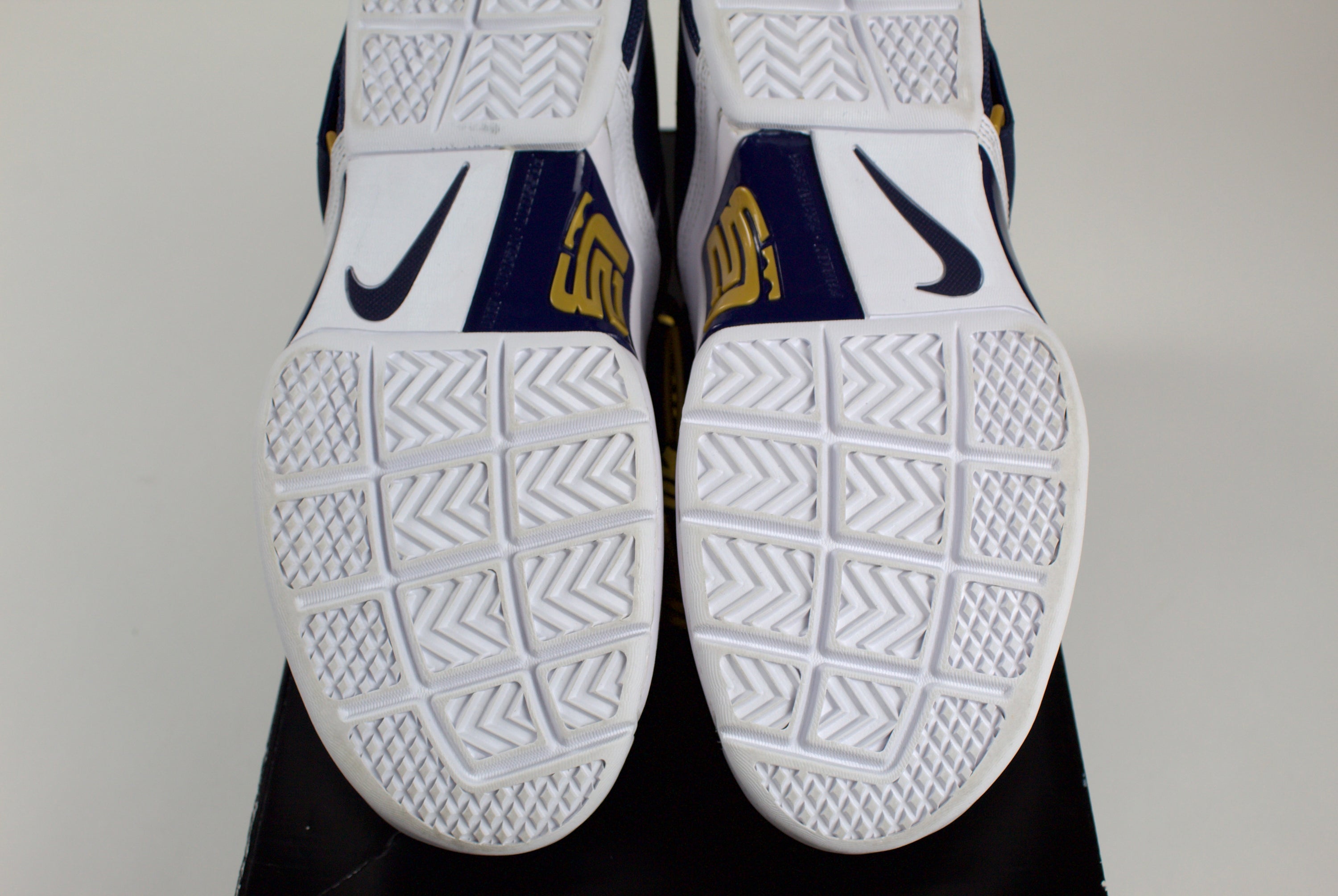 (PRE-OWNED) Nike LeBron Soldier 1 Think 16 25 Straight