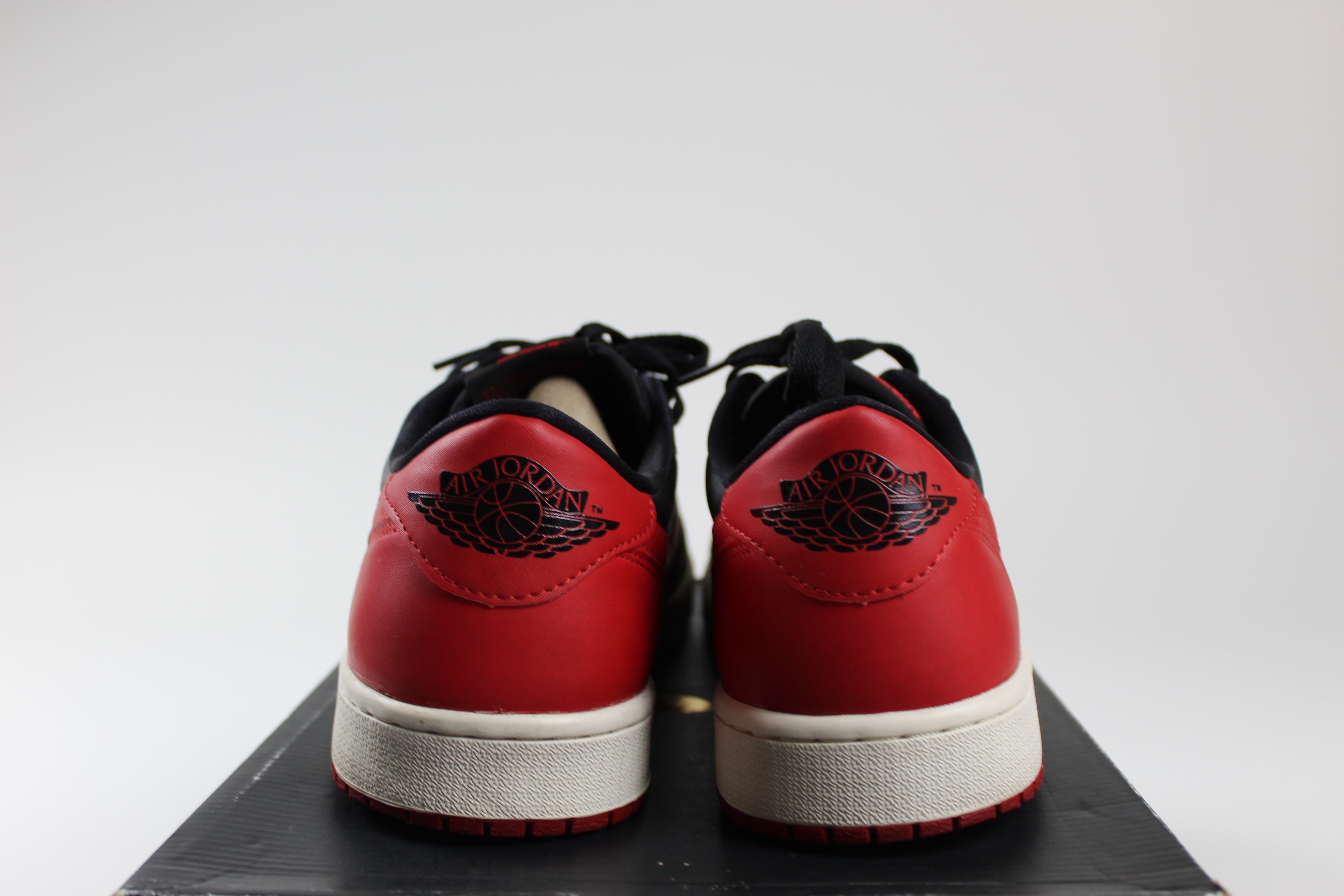 (PRE-OWNED) Jordan 1 Retro Low Bred (2015)