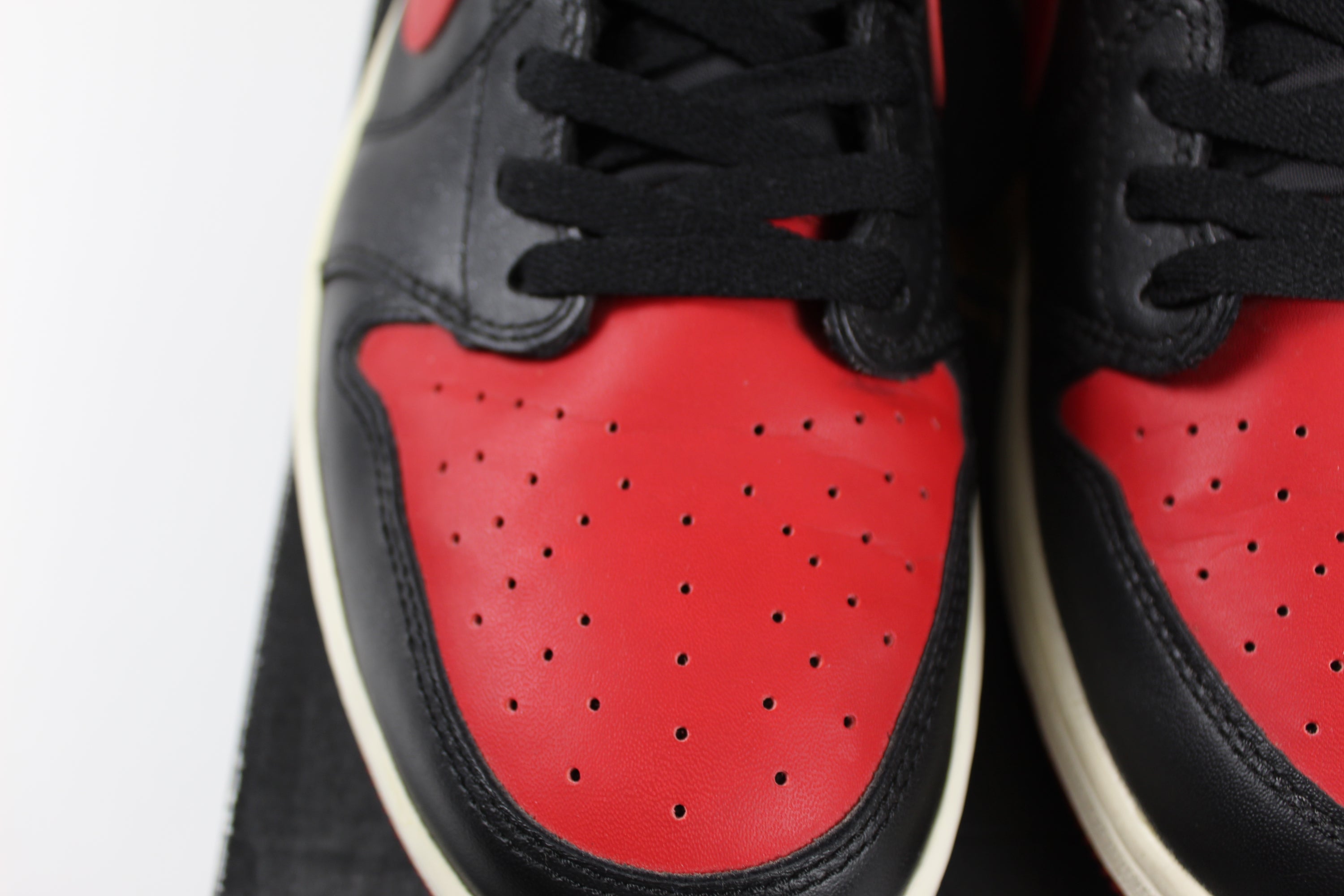 (PRE-OWNED) Jordan 1 Retro Low Bred (2015)