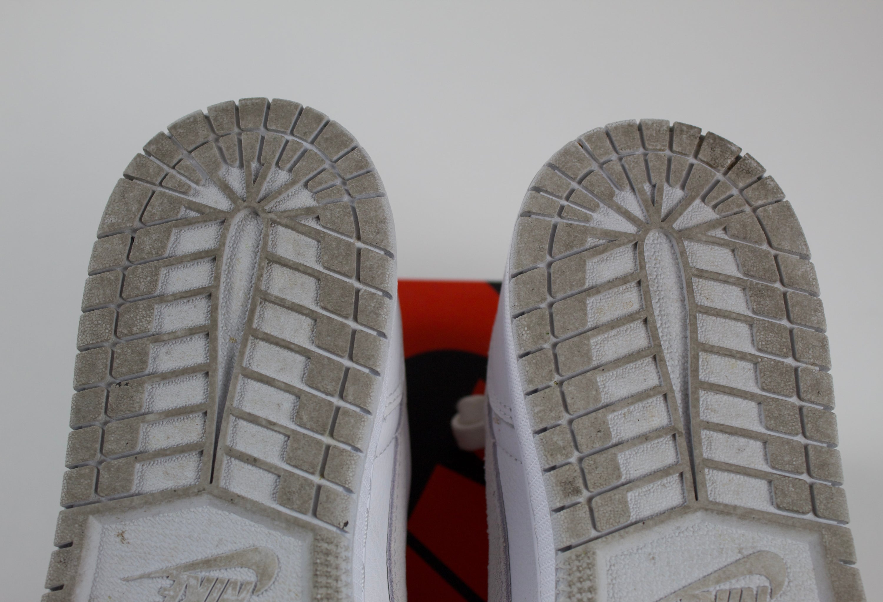 (PRE-OWNED) Jordan 1 Low OG Neutral Grey (2021) (GS)