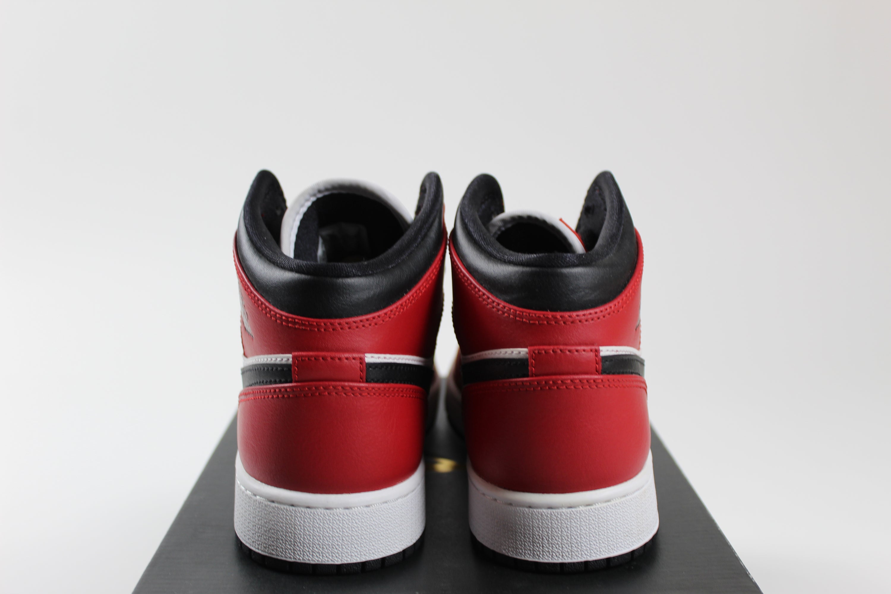 (PRE-OWNED) Jordan 1 Mid Chicago Black Toe (GS)