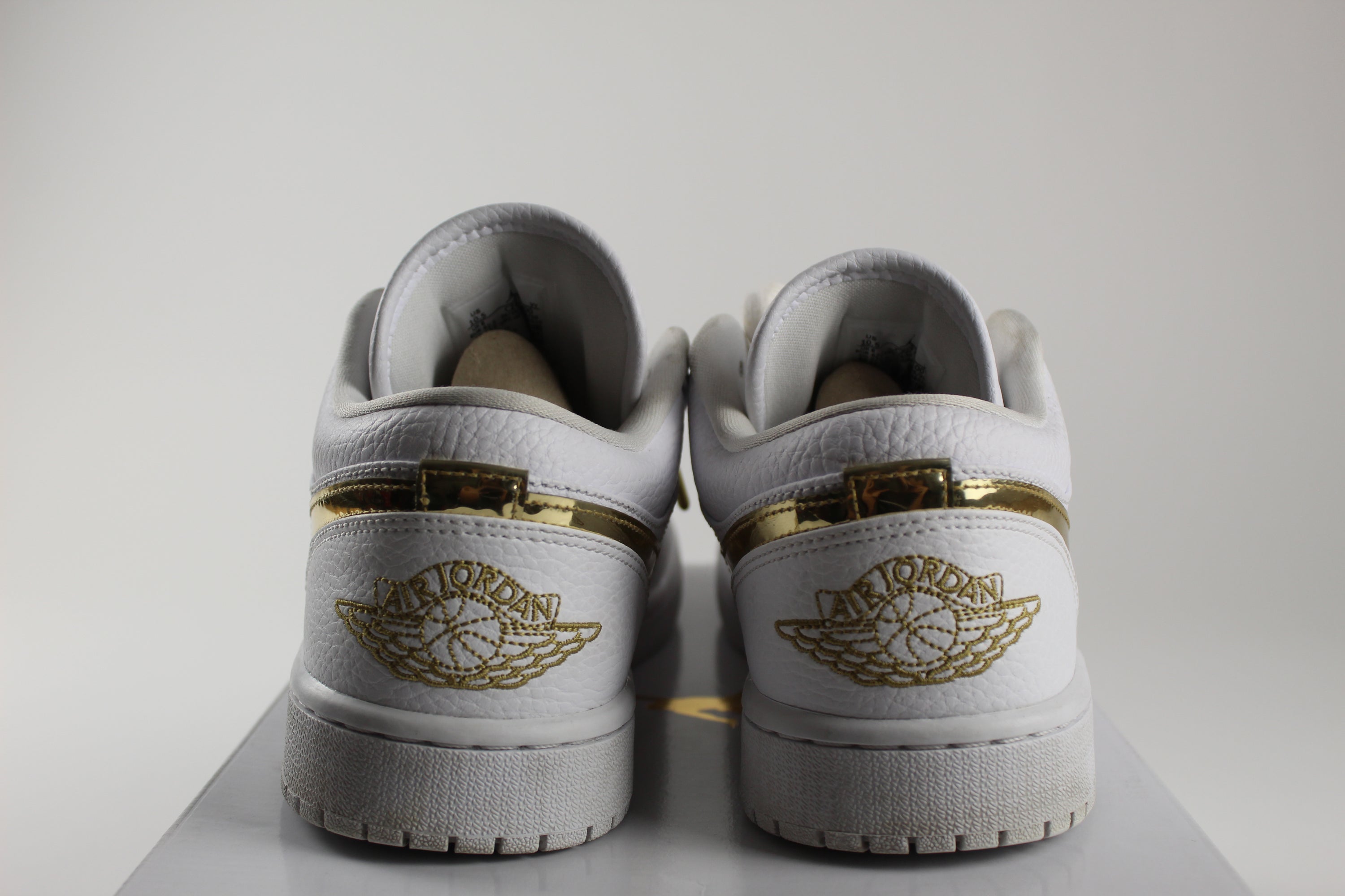 (PRE-OWNED) Jordan 1 Low White Metallic Gold (WMNS)