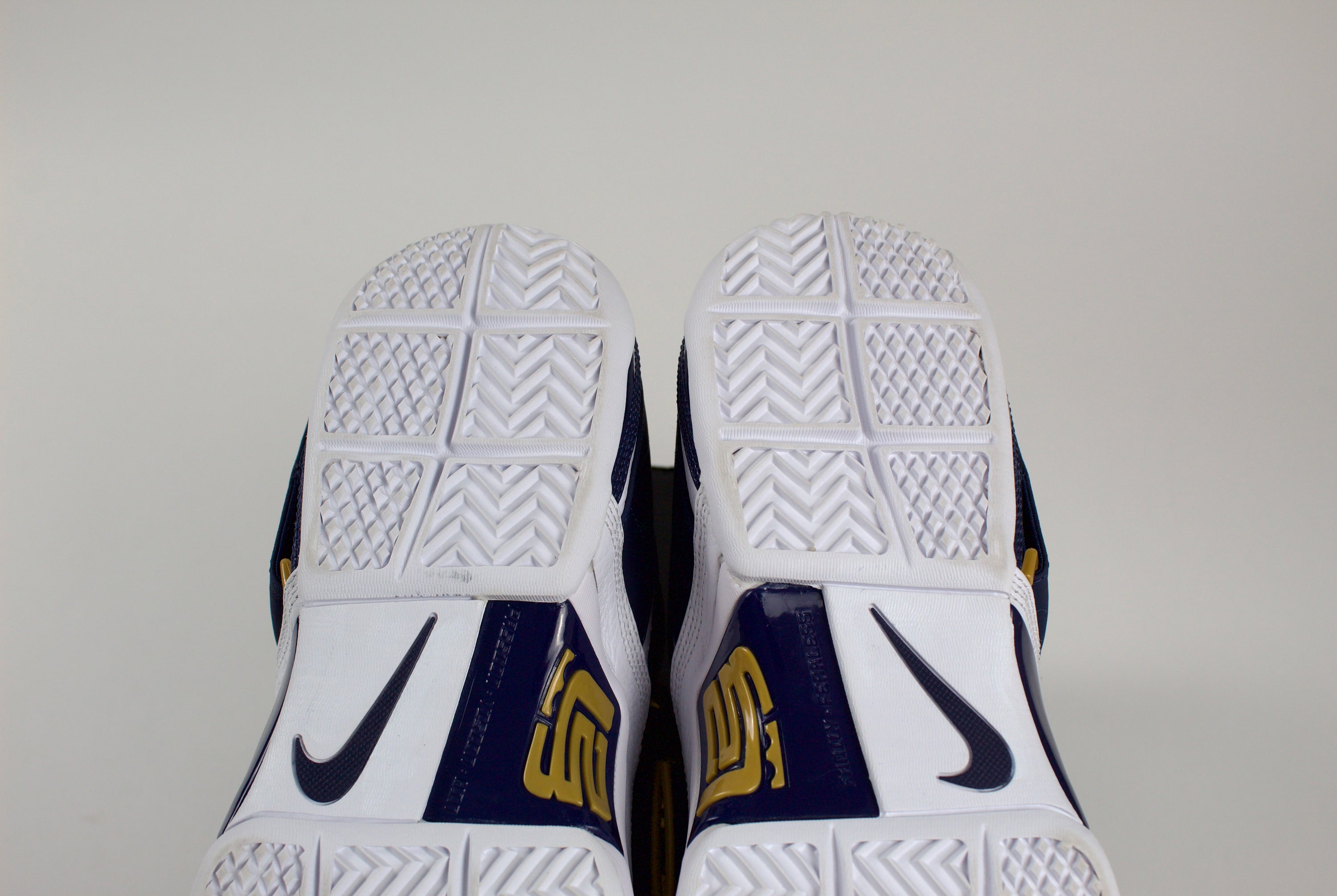 (PRE-OWNED) Nike LeBron Soldier 1 Think 16 25 Straight