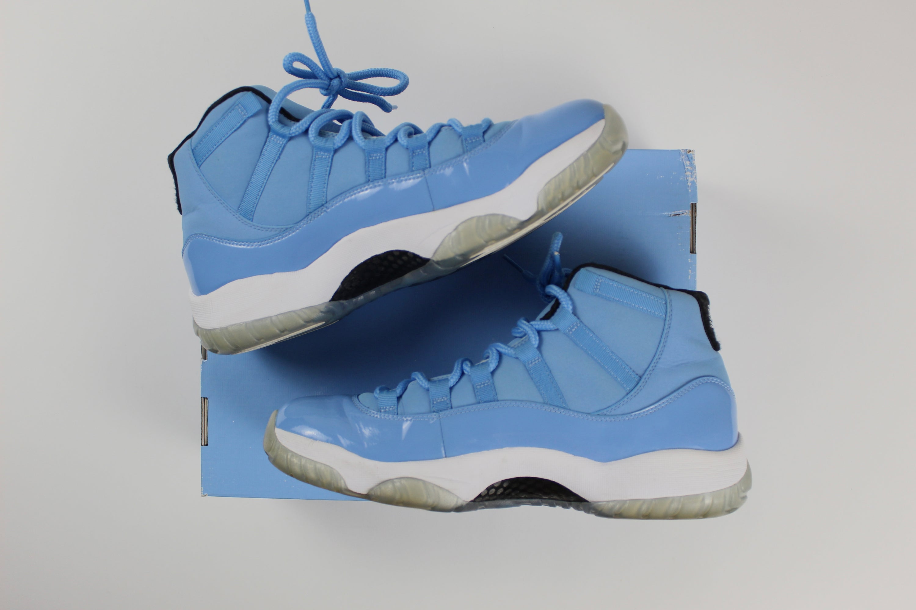 (PRE-OWNED) Jordan 11 Retro Pantone