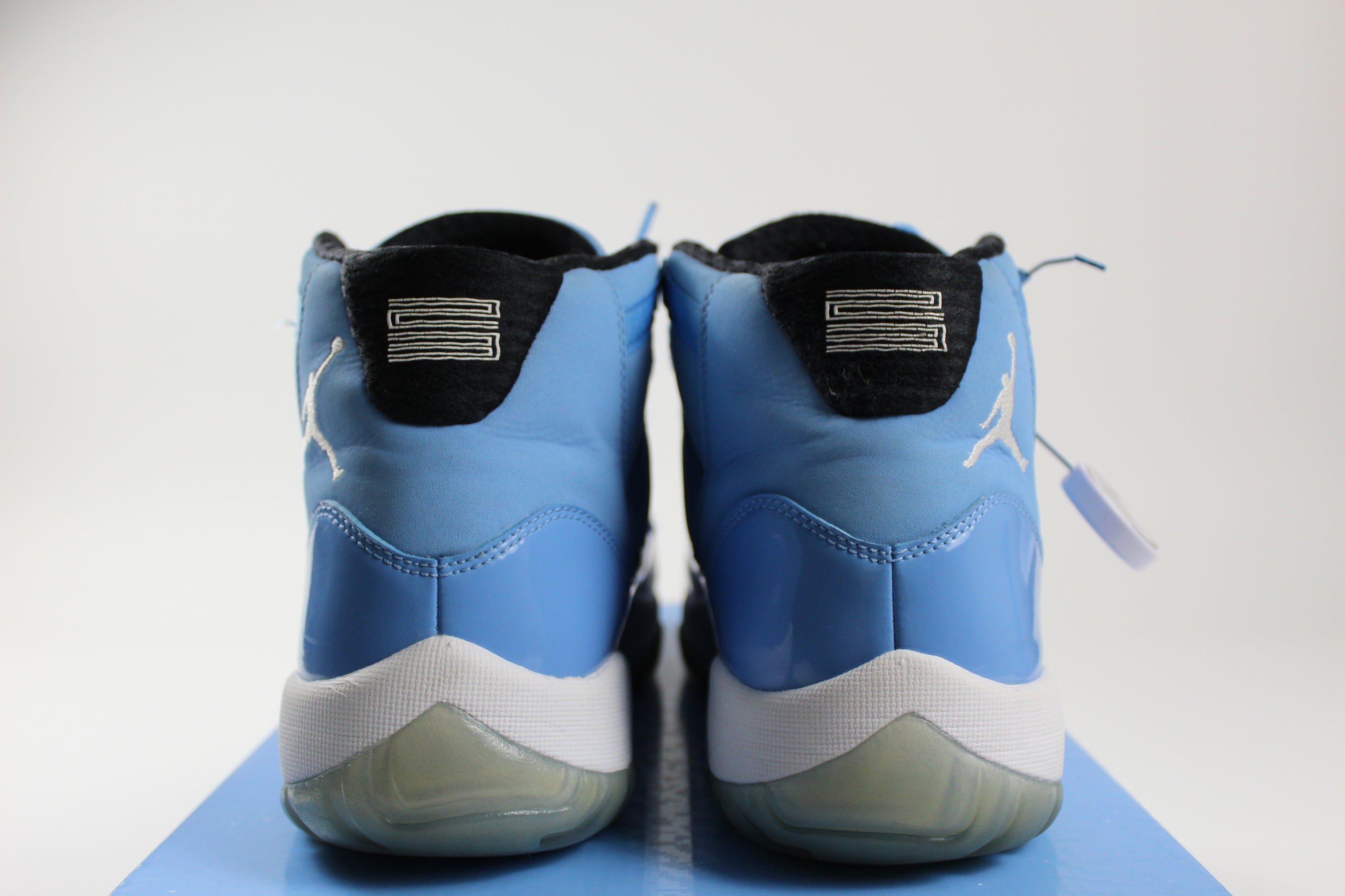 (PRE-OWNED) Jordan 11 Retro Pantone