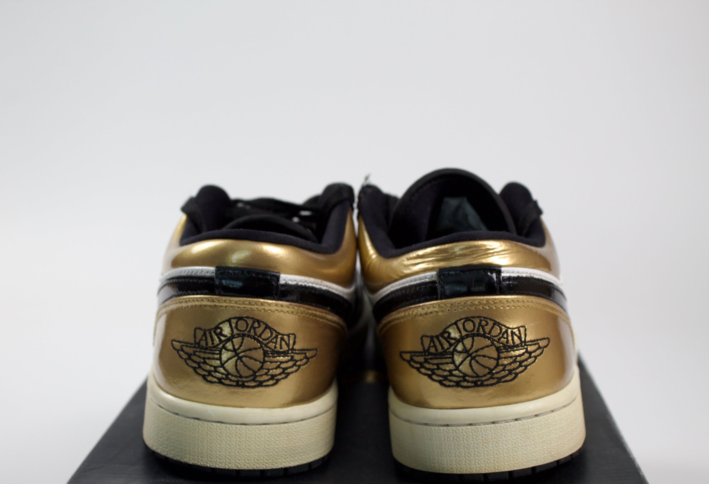 (PRE-OWNED) Jordan 1 Low Gold Toe