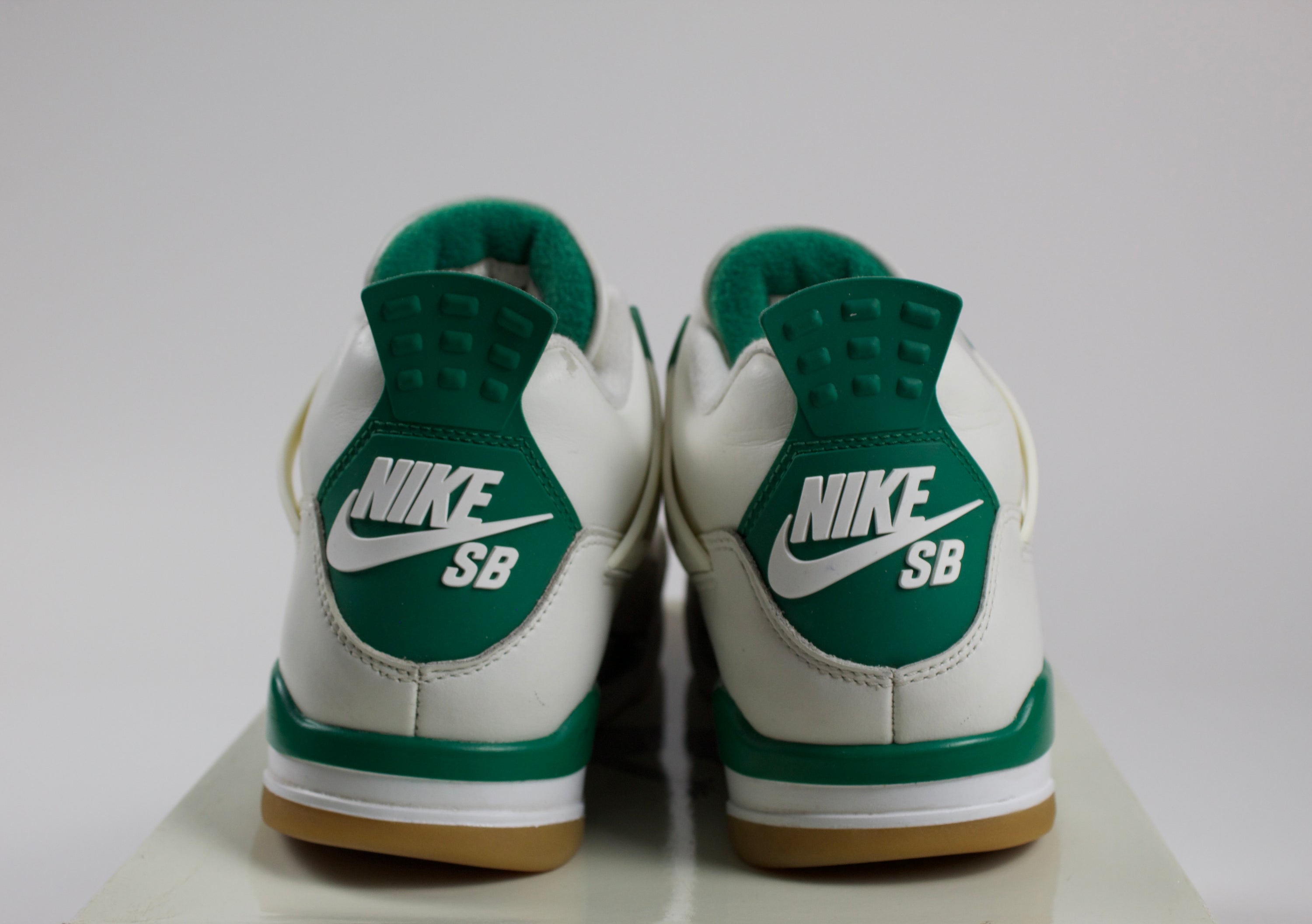 (PRE-OWNED) Jordan 4 Retro SB Pine Green