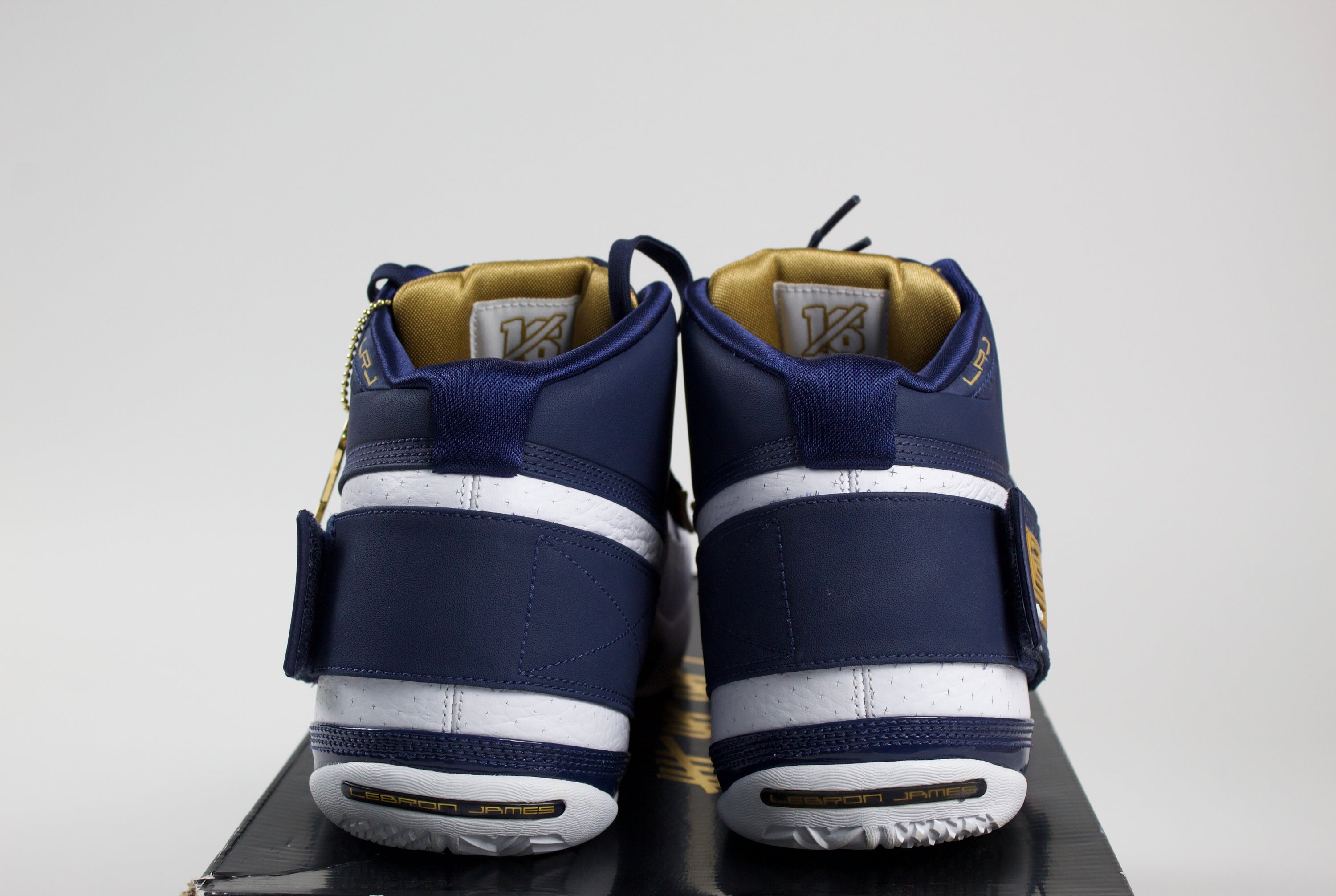 (PRE-OWNED) Nike LeBron Soldier 1 Think 16 25 Straight