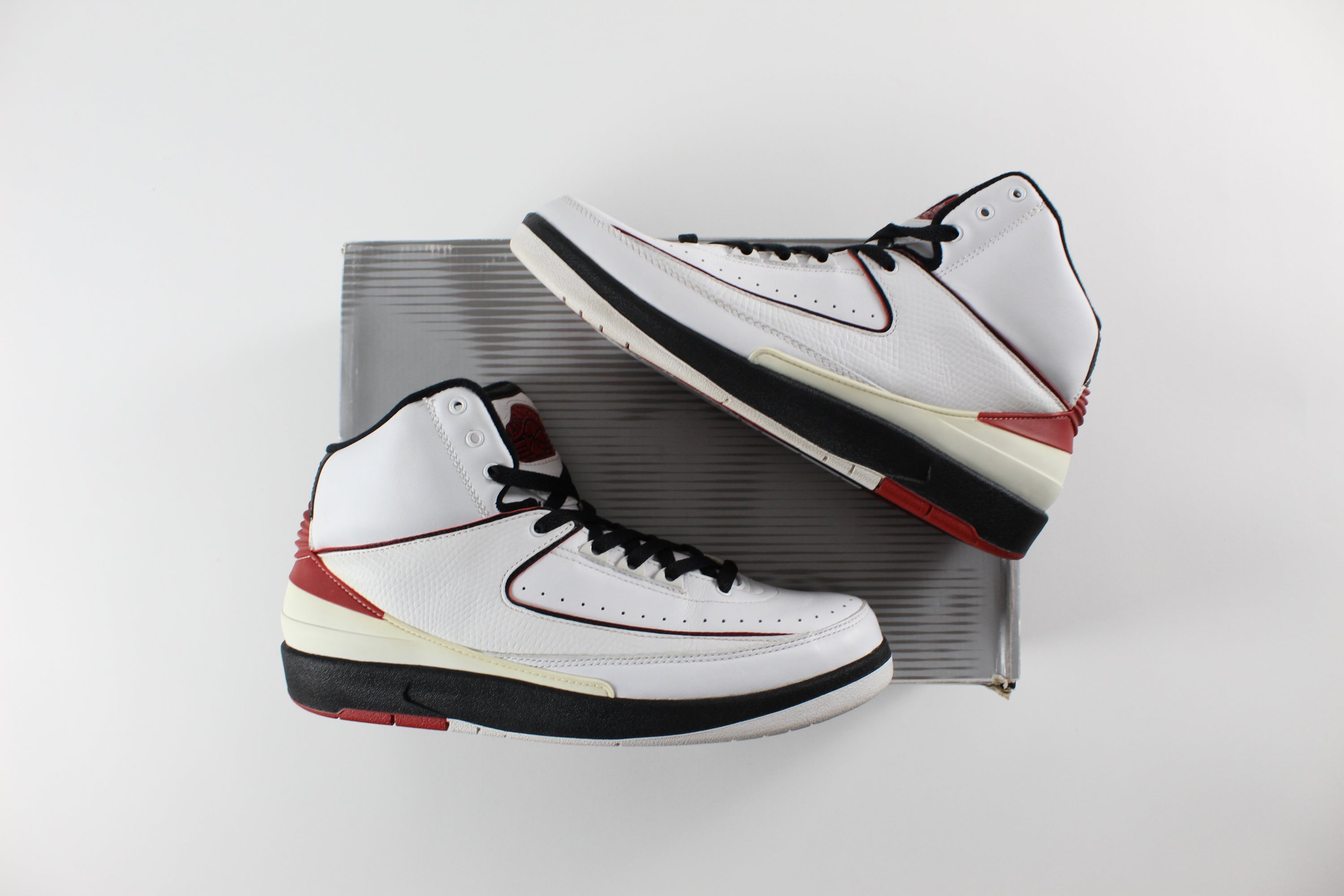 (PRE-OWNED) Jordan 2 Retro White Varsity Red (2004)