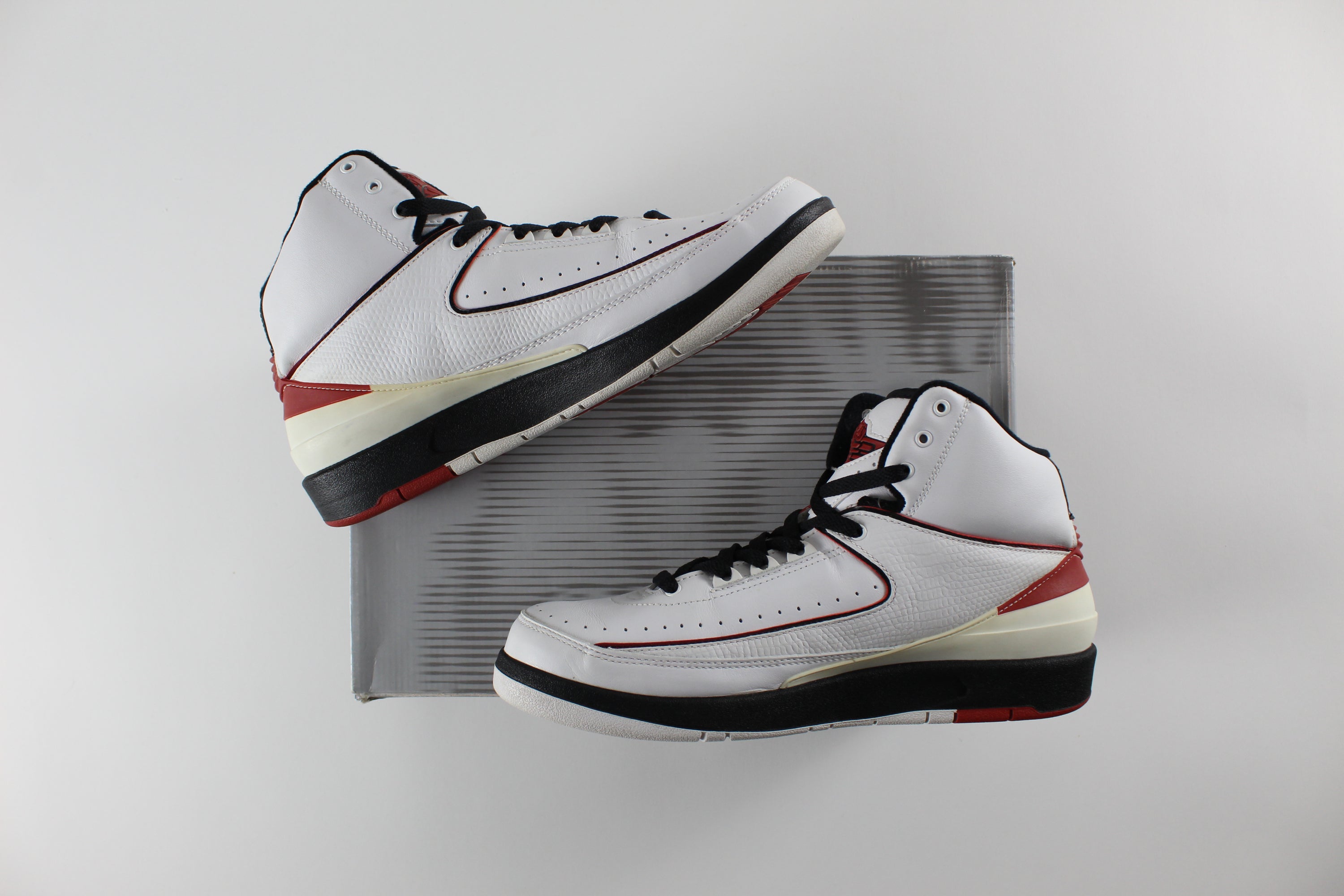 (PRE-OWNED) Jordan 2 Retro White Varsity Red (2004)